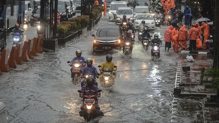 Pemerintah Provinsi DKI Jakarta Terapkan PJJ dan WFH Akibat Cuaca Ekstrem