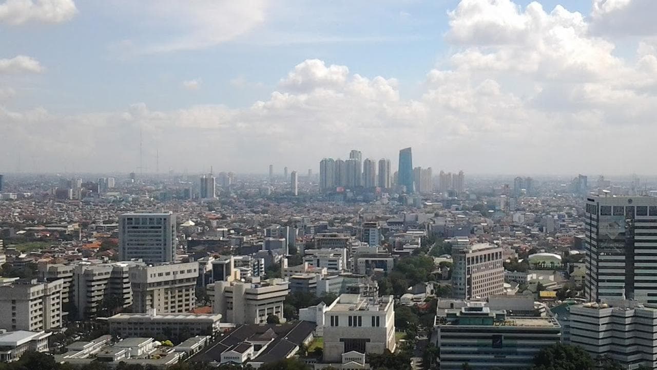 Jabodetabek Diselimuti Awan Tebal: Persiapan Terbaik untuk Aktivitas Jumat Anda