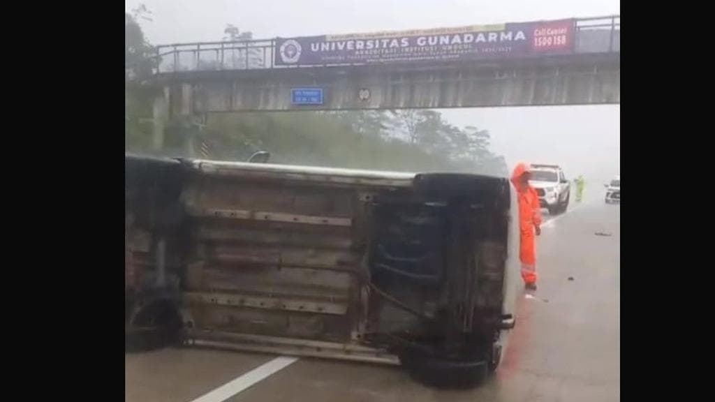 Hujan Deras di Tol Bocimi, Mobil Terjungkal: Kisah Selamat yang Mengajarkan Pentingnya Persiapan Berkendara